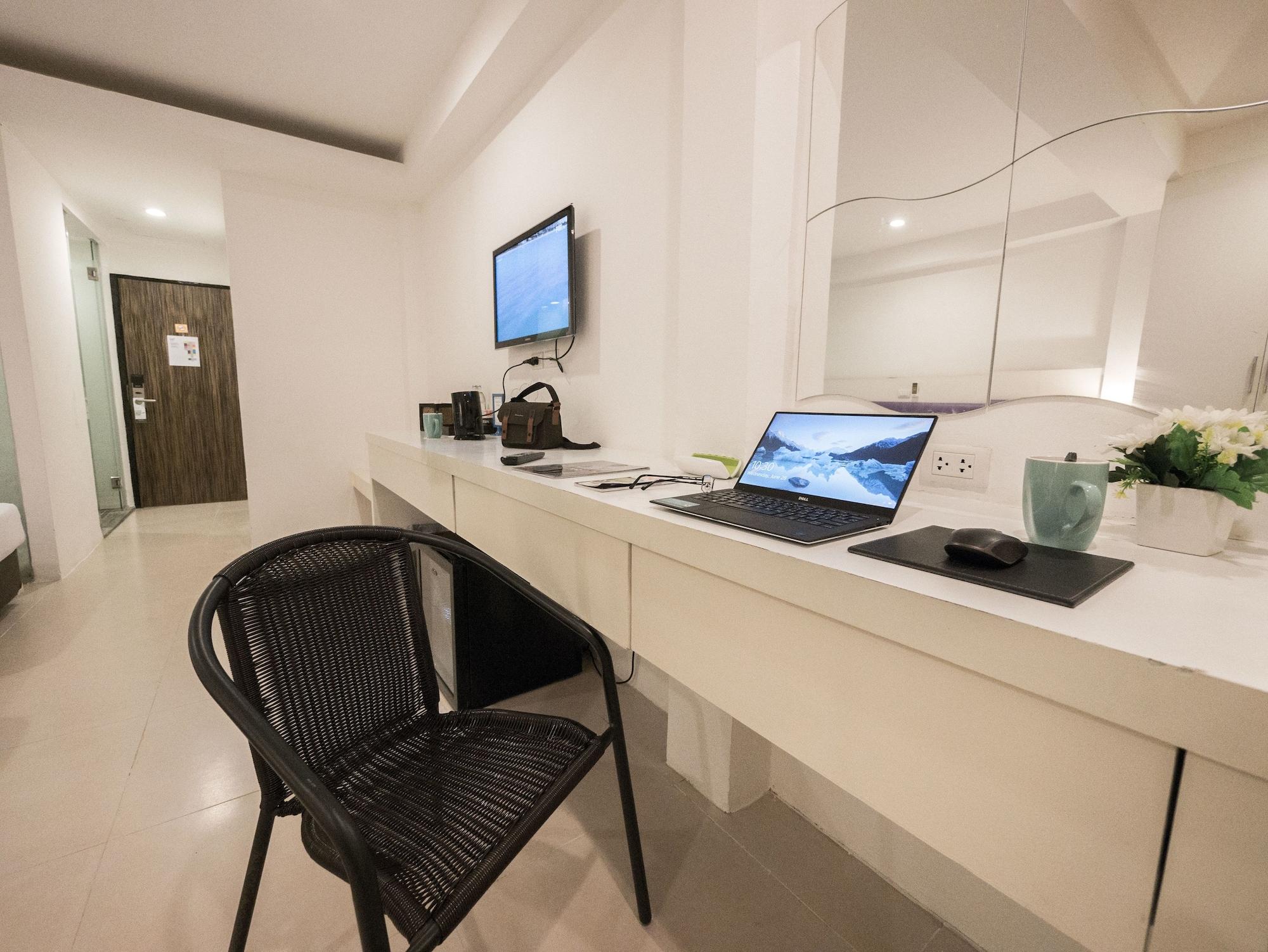 Armoni Patong Beach Hotel Bagian luar foto