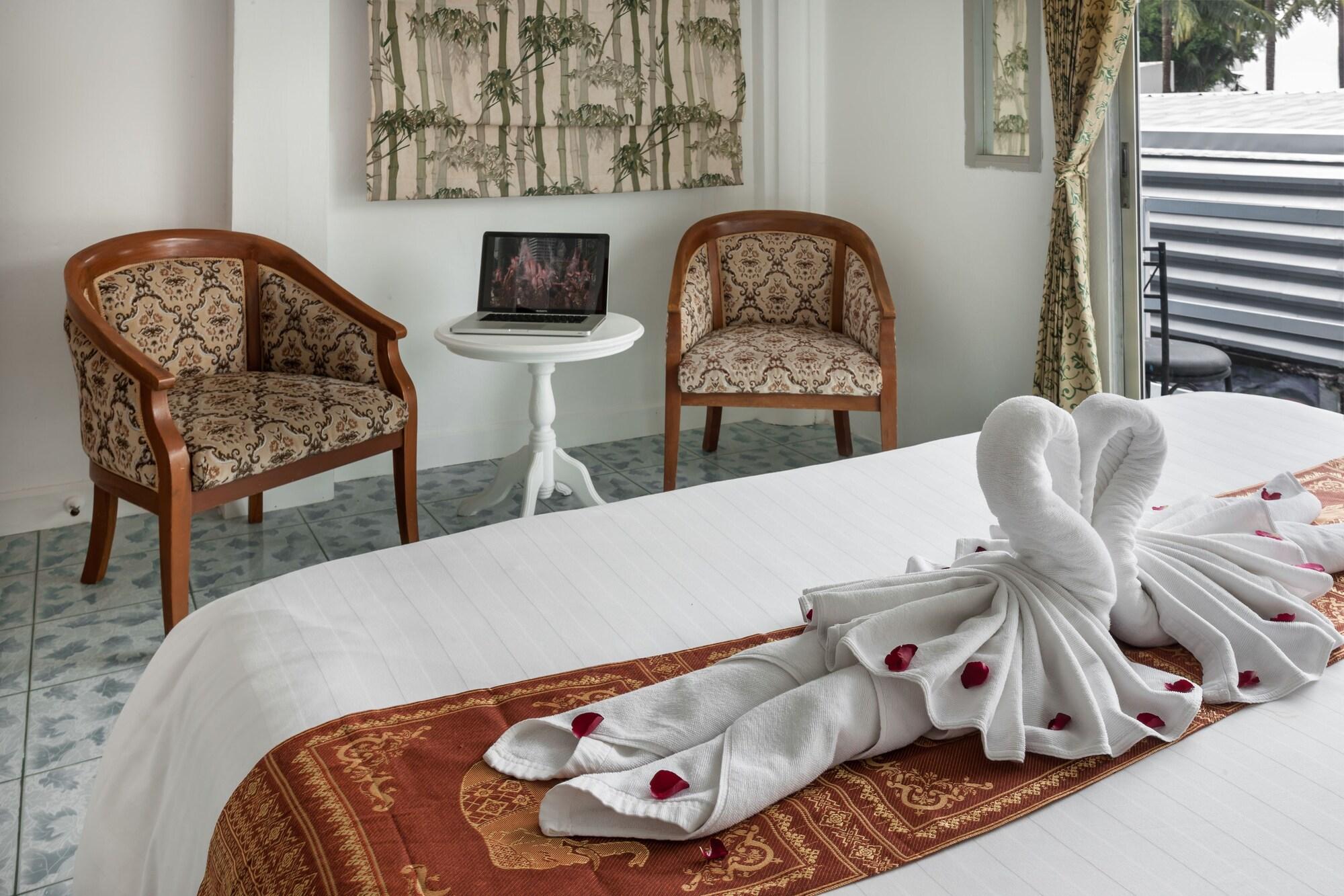 Armoni Patong Beach Hotel Bagian luar foto