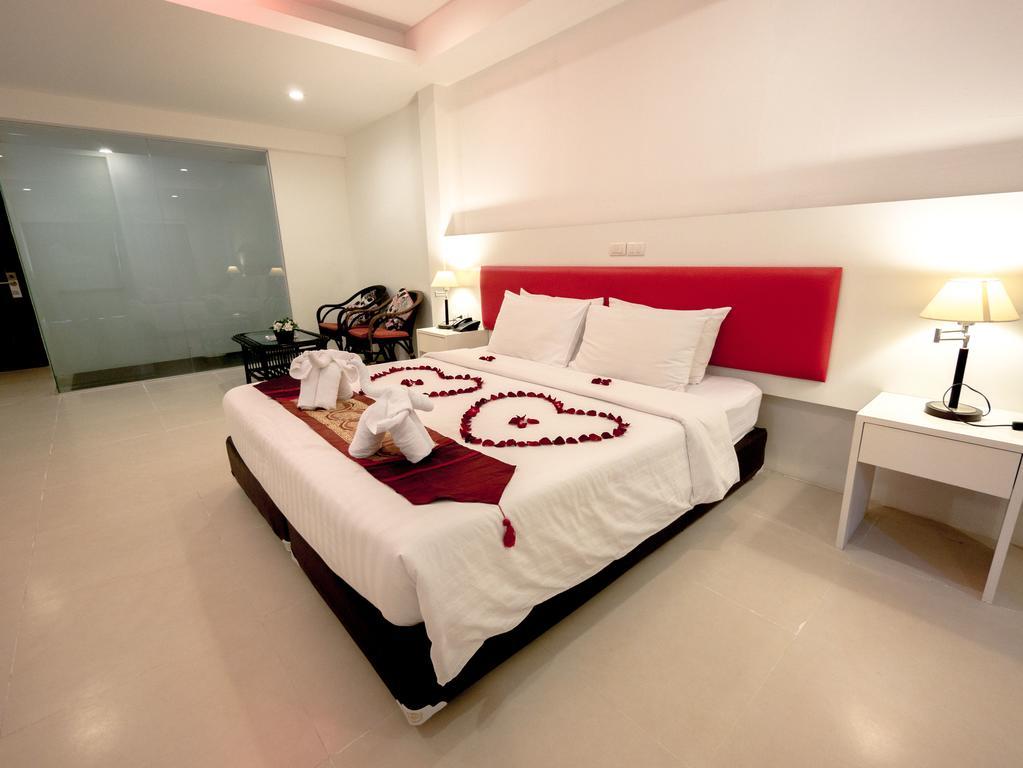 Armoni Patong Beach Hotel Bagian luar foto