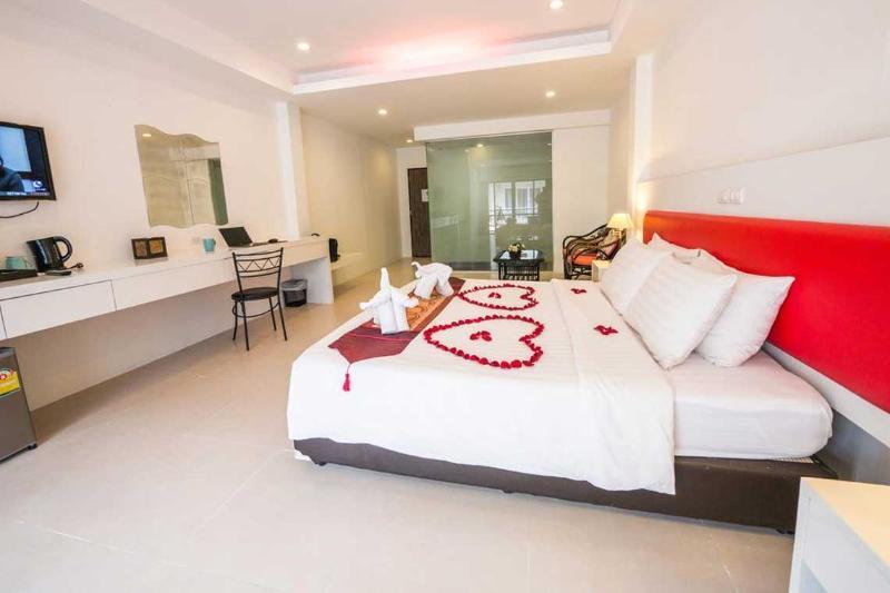 Armoni Patong Beach Hotel Bagian luar foto